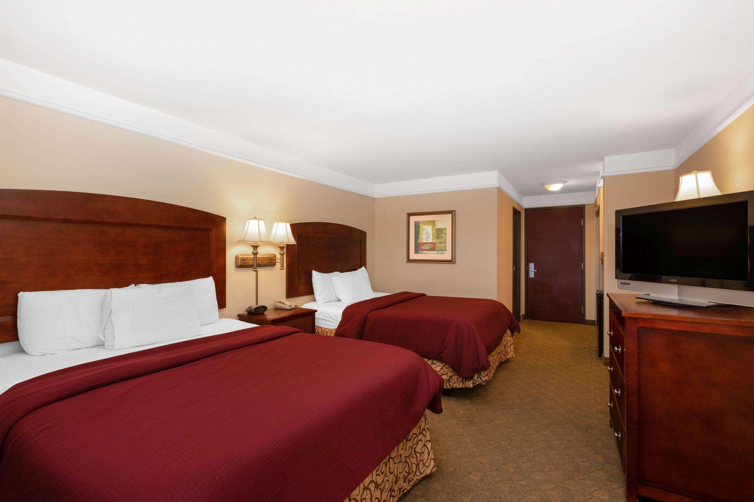 La Quinta By Wyndham Dodge City Exterior photo